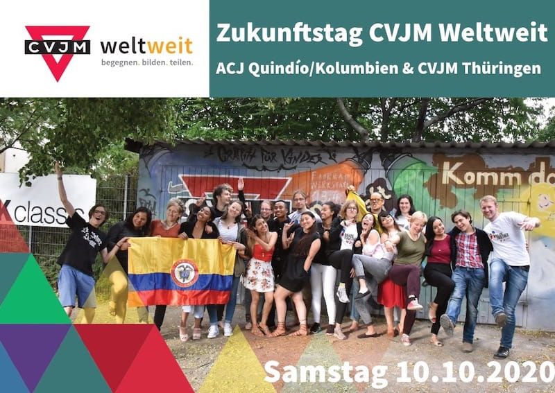 Auf dem Bild ist ein Gruppe junger Menschen zu sehen, die Arm in Arm nebeneinander stehen. Ein paar von ihnen halten eine Flagge von Kolumbien hoch.